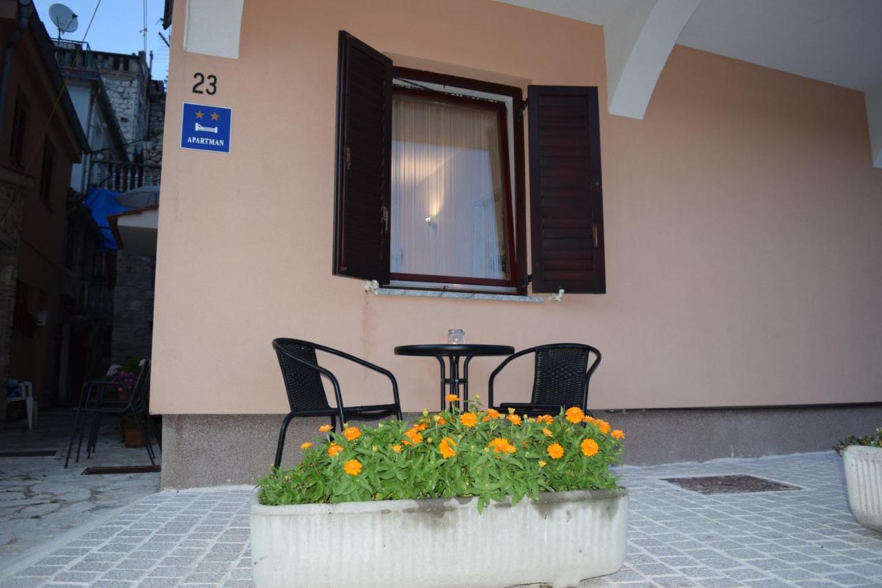 Apartman Nino 노비그래드달마샤 외부 사진